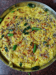 બેસન અને સોજી ના ઢોકળા (Besan Sooji Dhokla Recipe In Gujarati) રેસીપી મુખ્ય ફોટો