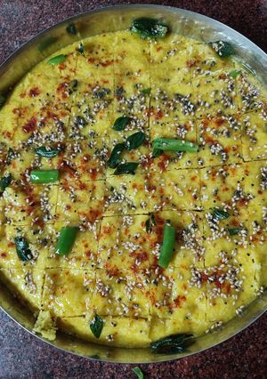 બેસન અને સોજી ના ઢોકળા (Besan Sooji Dhokla Recipe In Gujarati) રેસીપી મુખ્ય ફોટો