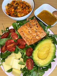 Hình của món Cá hồi áp chảo + salad (Keto).