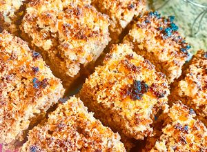 Una foto de TORTA DE BANANA🍌MANZANA🍎Y CACAO🍫AMARGO CON CRUMBLE DE COCO 🥥