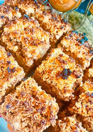 Una foto de TORTA DE BANANA🍌MANZANA🍎Y CACAO🍫AMARGO CON CRUMBLE DE COCO 🥥