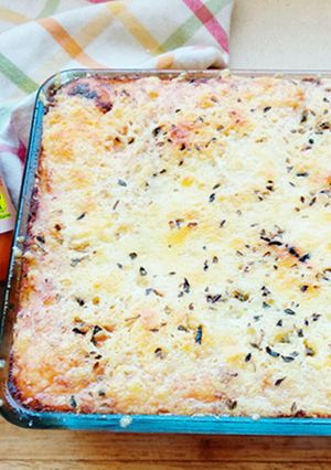 Una foto de Pastel de patata y carne con Romesco