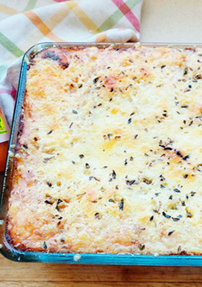 Una foto de Pastel de patata y carne con Romesco