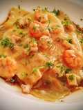 Ravioles de wonton rellenos de gambas y calamares