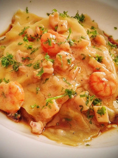 Una foto de Ravioles de wonton rellenos de gambas y calamares