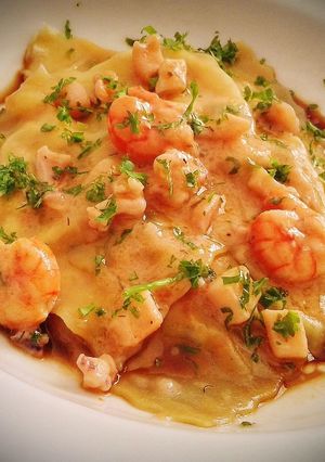 Una foto de Ravioles de wonton rellenos de gambas y calamares