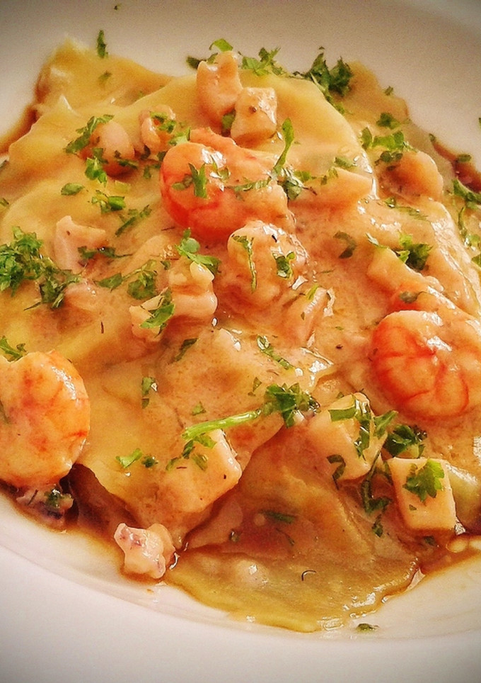 Una foto de Ravioles de wonton rellenos de gambas y calamares