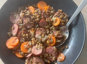 Une photo de Lentilles, carottes, oignons & saucisses