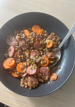 Une photo de Lentilles, carottes, oignons & saucisses
