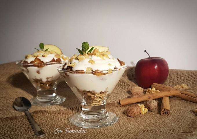κύρια φωτογραφία συνταγής Trifle (Τράιφλ) με μήλο, γιαούρτι, μέλι και κανέλα