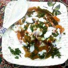 A picture of Dahi bhalle.