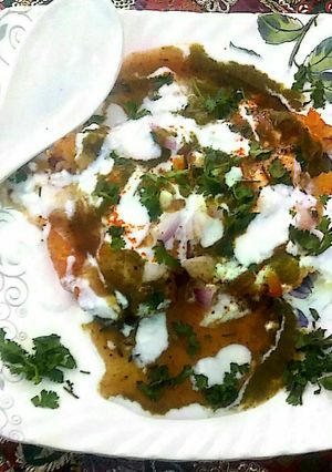 A picture of Dahi bhalle.
