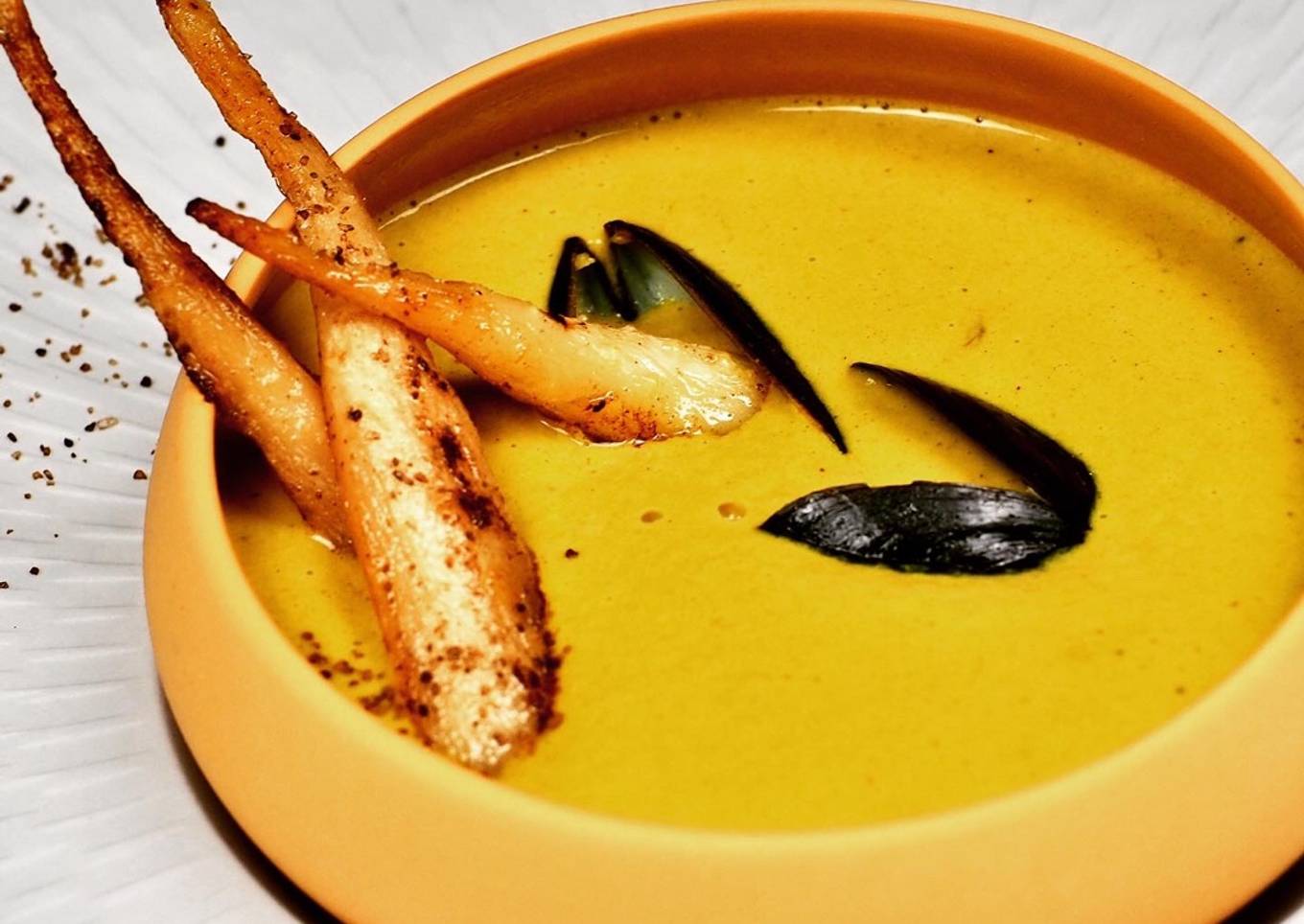 Crème de moules de bouchot au curry, carottes blanches et sel fumé
