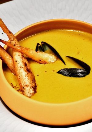 Une photo de Crème de moules de bouchot au curry, carottes blanches et sel fumé
