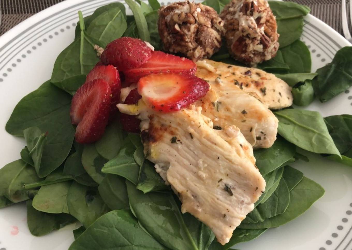 Ensalada de espinaca, pollo y fresa con vinagre balsámico