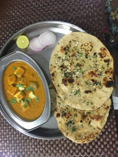 પનીર બટર મસાલા સાથે ઘઉની ગાર્લીક નાન (Paneer Butter Masala Wheat Flour Garlic Nan Recipe In Gujarati રેસીપી મુખ્ય ફોટો