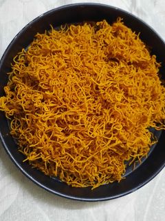 तिखट शेव (tikhat sev recipe in marathi) रेसिपी चे मुख्य फोटो