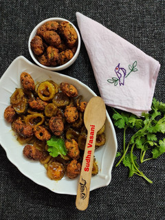 કારેલા મુઠીયા નું શાક (Karela Muthia Shak Recipe In Gujarati) રેસીપી મુખ્ય ફોટો