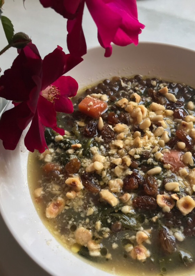 Una foto de Lentejas con vegetales y frutos secos