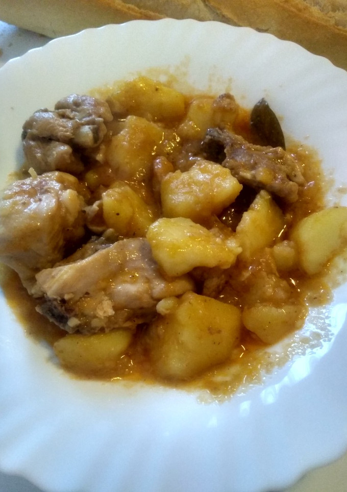 Una foto de Pollo estofado con patatas