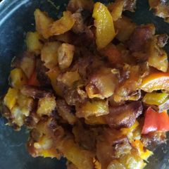A picture of Potatoes and bell peppers fry.