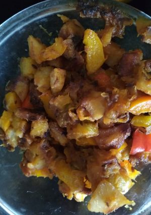 A picture of Potatoes and bell peppers fry.