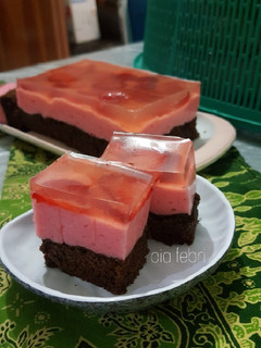 Foto resep Puding busa strawberi lapis cake coklat ala fe'