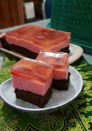 Foto resep Puding busa strawberi lapis cake coklat ala fe'