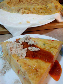 Una foto de Tortilla de papas con cebolla y pimientos
