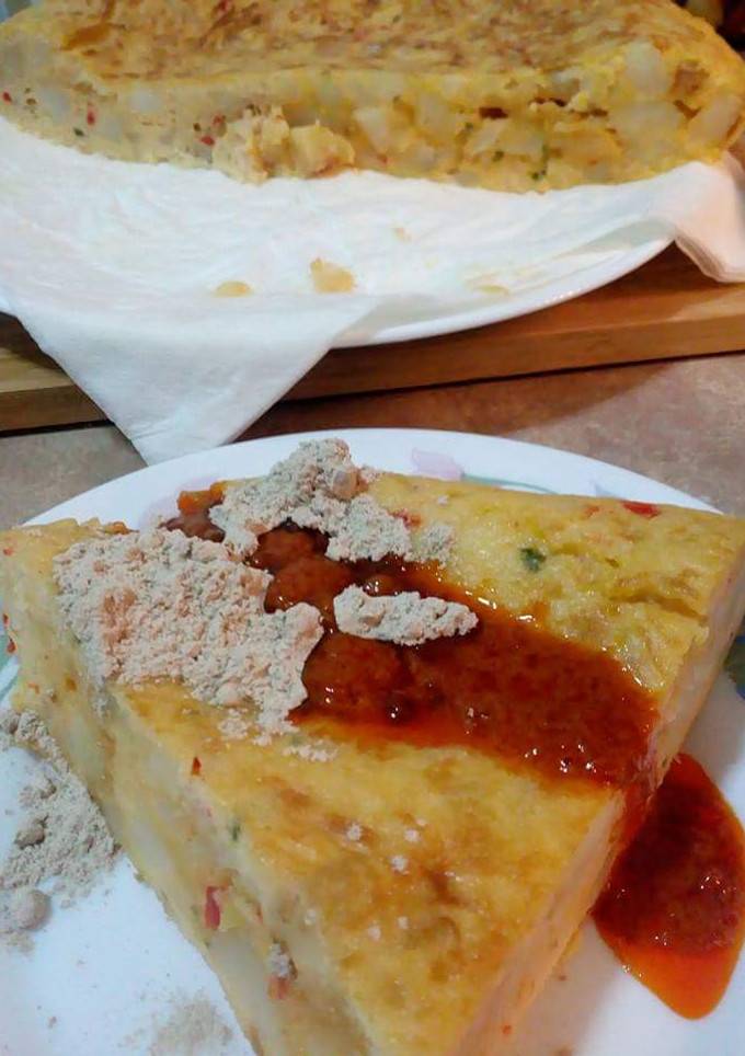 Una foto de Tortilla de papas con cebolla y pimientos
