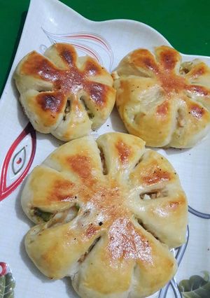 A picture of Chicken flower buns.