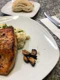 Salmón a la mantequilla y limón, con puré de papa