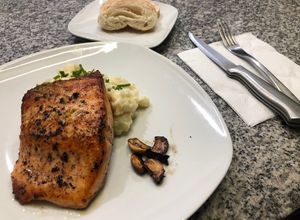Una foto de Salmón a la mantequilla y limón, con puré de papa