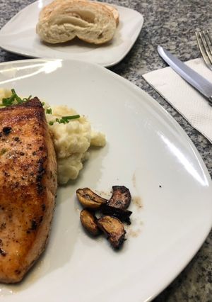 Una foto de Salmón a la mantequilla y limón, con puré de papa