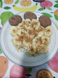 Una foto de Plátanos con miel, polen y galletas de avena