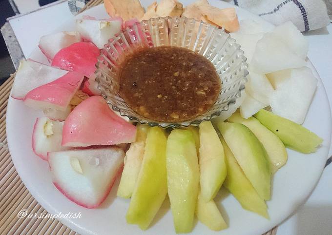 Resep Rujak Buah Kacang Almond yang Bikin Ngiler