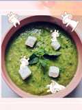 Crema fresca di zucchine e menta guarnita con la feta