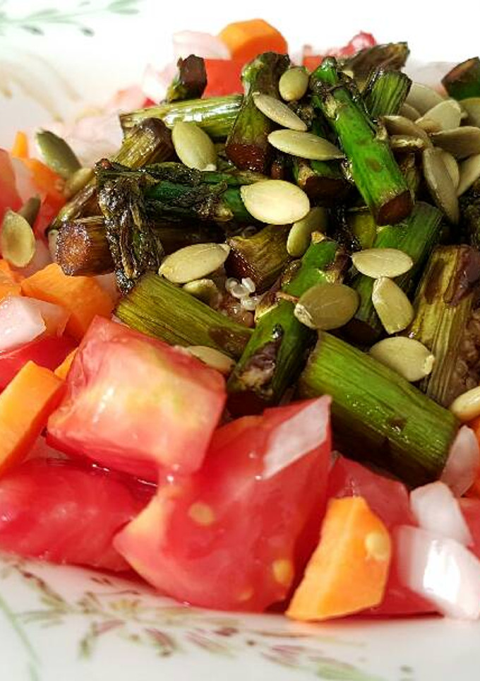 Una foto de Ensalada templada de quinoa y trigueros