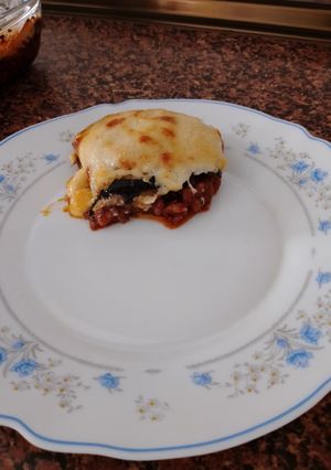 Una foto de Moussaka (Pastel griego tipo lasaña de berenjenas y carne picada)
