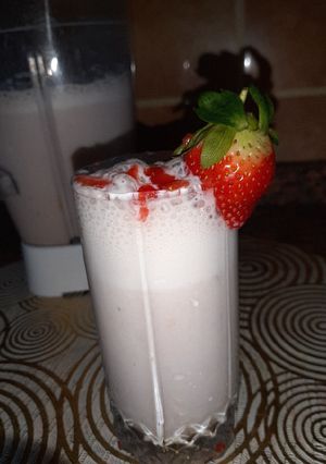 صورة لوصفة كوكتيل الحليب بالموز والفراوله 😋🥤