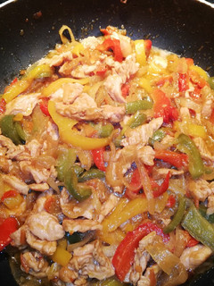 Una foto de Salteado de pavo+pimientos+cebolla