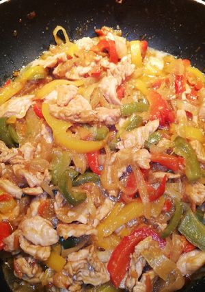 Una foto de Salteado de pavo+pimientos+cebolla