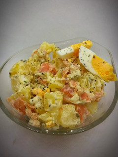 Una foto de Ensalada de patata con salmón y salsa tártara