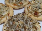 Una foto de pizzetas de cebolla