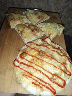 A picture of White Sauce personal Pizza.