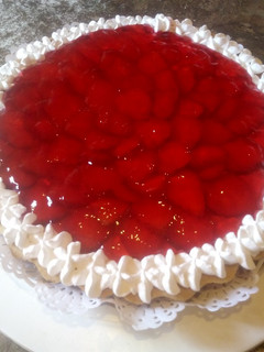 Una foto de Tarta de Frutillas con crema 🍓