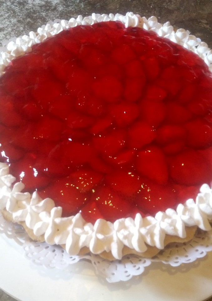 Una foto de Tarta de Frutillas con crema 🍓