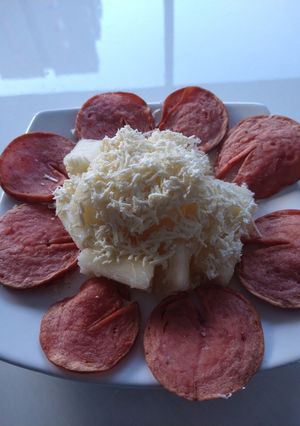 Una foto de Yuca cocida con queso y salchichón 😋