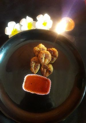 A picture of Beni samosas with tomato chutney.