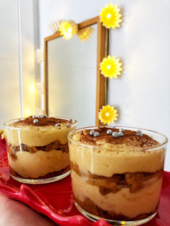 Una foto de Vasitos de postre de tiramisú de turrón de Jijona